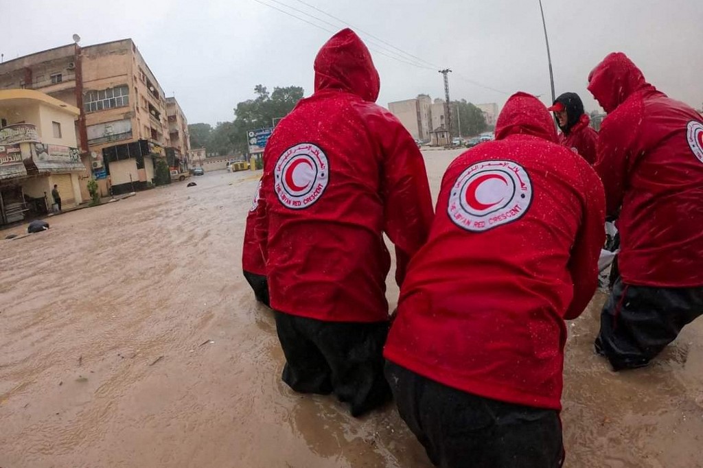 Cette photo publiée par le Croissant-Rouge libyen le 11 septembre 2023 montre des membres de leur équipe travaillant à l’ouverture de routes en proie aux inondations dans la ville d’al-Bayda, dans l’est de la Libye (AFP)
