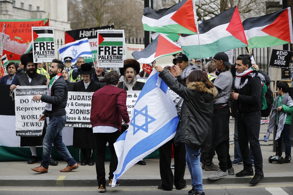 Pro-Israel protesters confront anti-Zionism protesters in London in April 2018 (AFP)