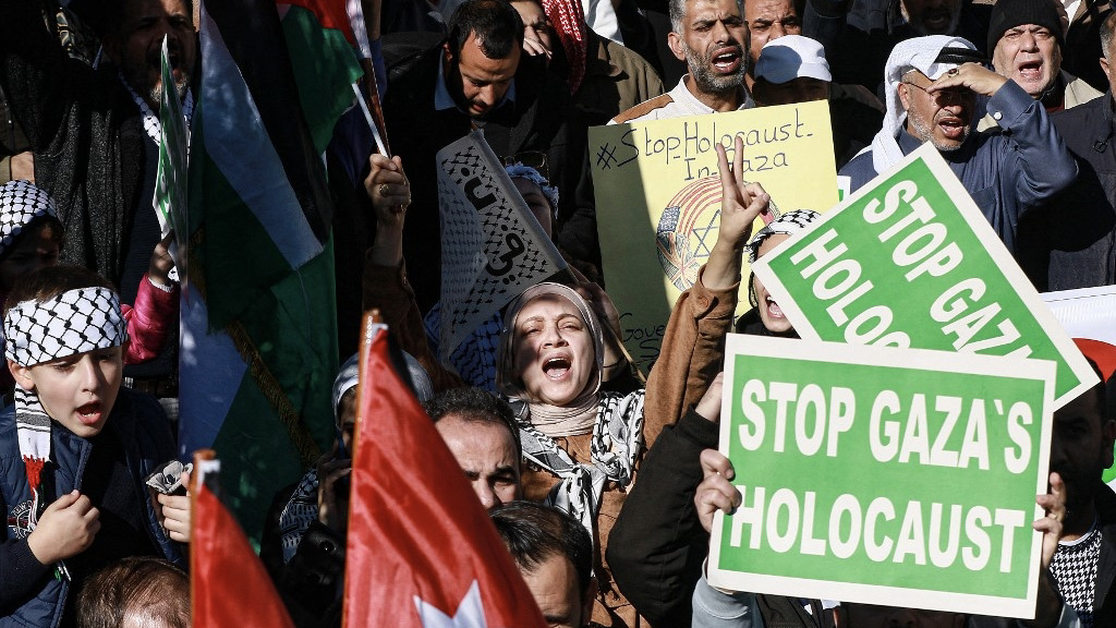 Manifestants près de l’ambassade américaine à Amman, la capitale jordanienne, en solidarité avec la population de Gaza, le 15 décembre 2023 (Khalil Mazraawi/AFP)