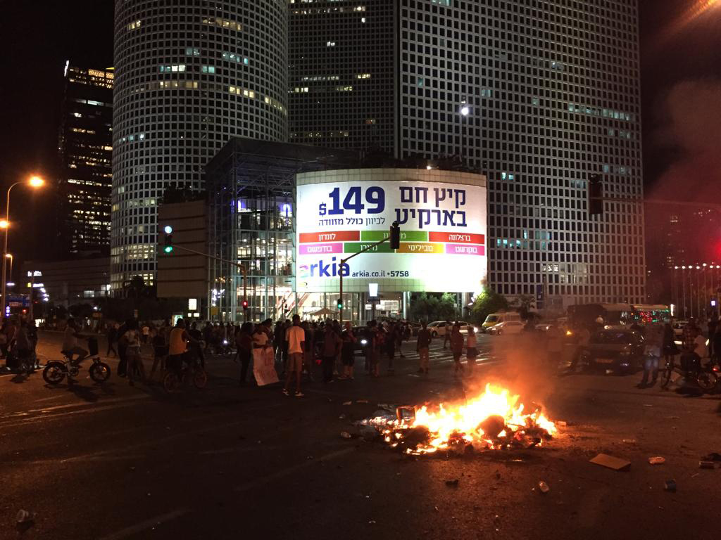 Protesters blocked traffic and lit tyres on fire during a protest in Tel Aviv (MEE/Yoal Hertzberg)