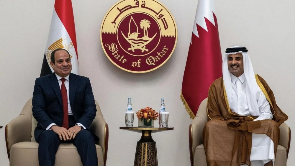 L’émir du Qatar, le cheikh Tamim ben Hamad al Thani (à droite), rencontre le président égyptien Abdel Fattah al-Sissi à Doha, au Qatar, le 13 septembre 2022 (Qatar News Agency)