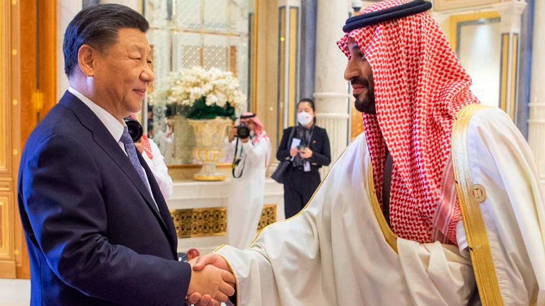 Saudi Crown Prince Mohammed bin Salman welcomes Chinese President Xi Jinping in Riyadh, Saudi Arabia on 8 December 2022 (Saudi Press Agency/Handout via Reuters)