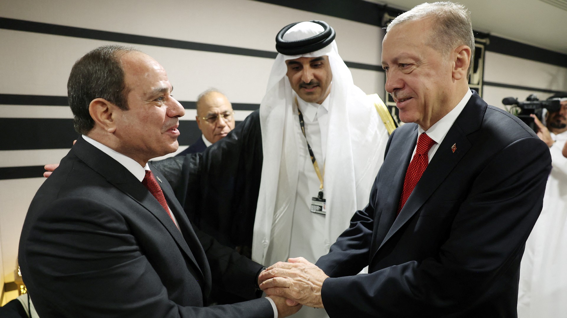 Le président turc Recep Tayyip Erdoğan serre la main de son homologue égyptien Abdel-Fattah al-Sissi en marge de la cérémonie d’ouverture de la Coupe du monde à Doha (Reuters)