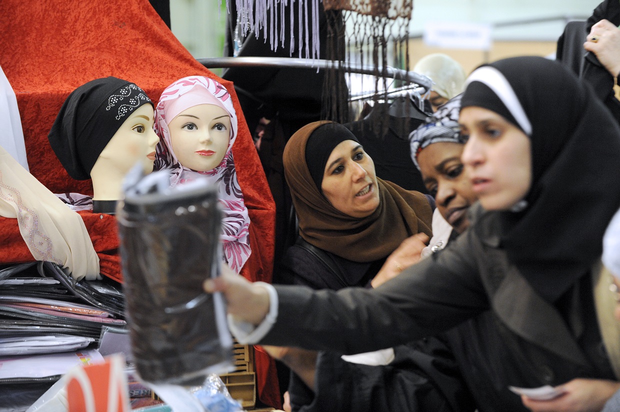 A woman purchasing a veil at the yearly meeting of French Muslims organized by the Union of Islamic Organisations of France (UOIF), on 4 April 2010 (AFP)