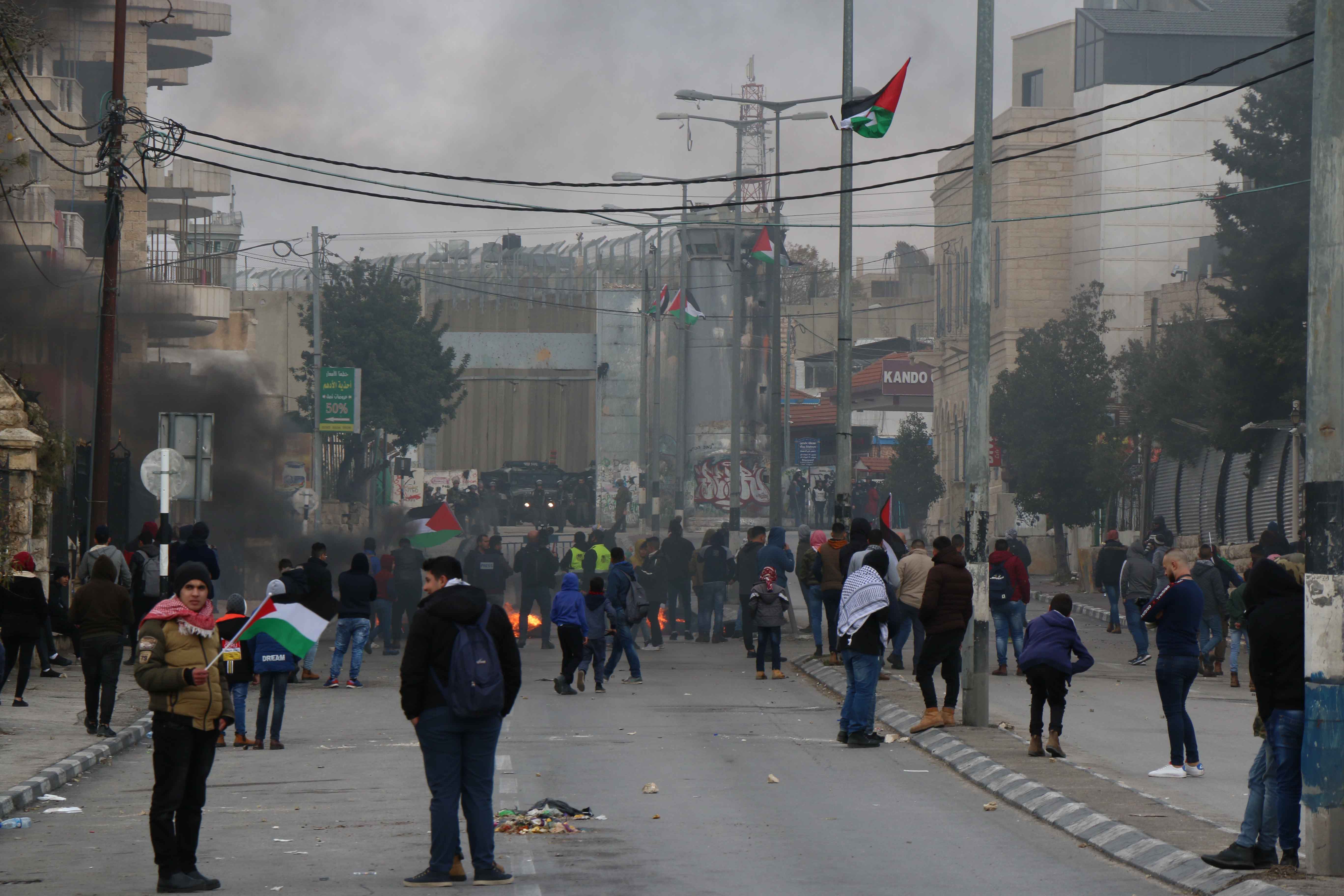 Palestinians marched towards the Israeli army base near Bethlehem (MEE/Akram al Waraa)