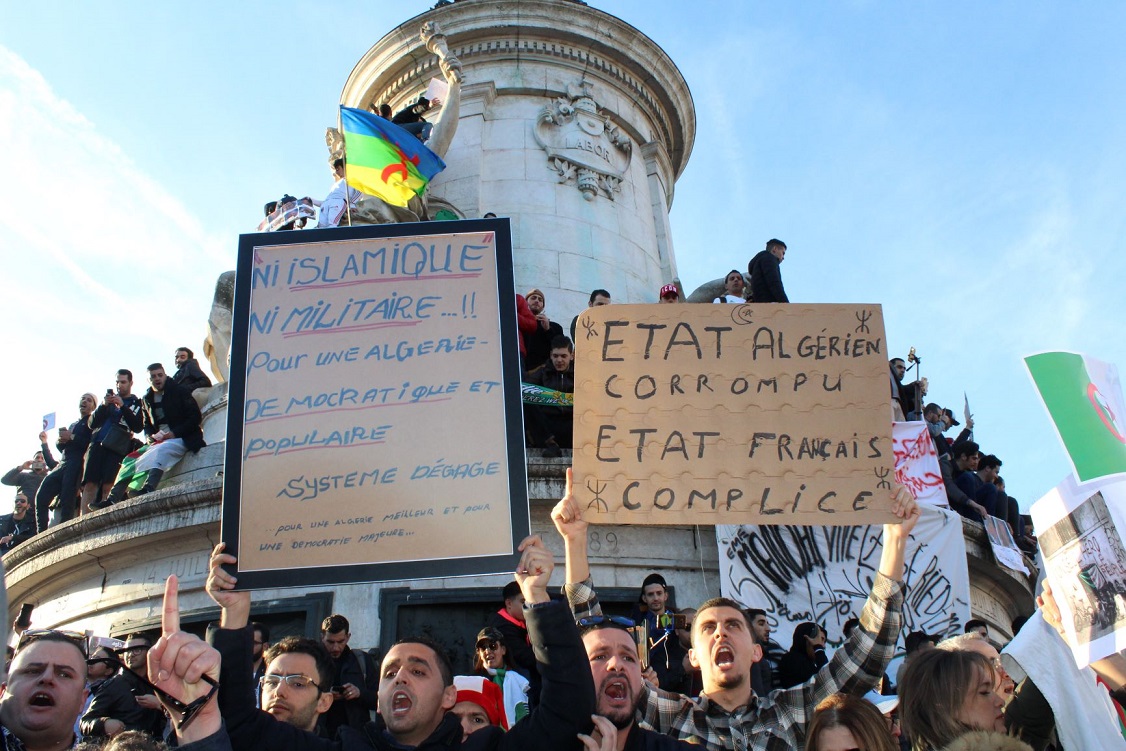 Les manifestants accusent la France de complicité avec la « dictature » algérienne (MEE/Naïma Benallal)
