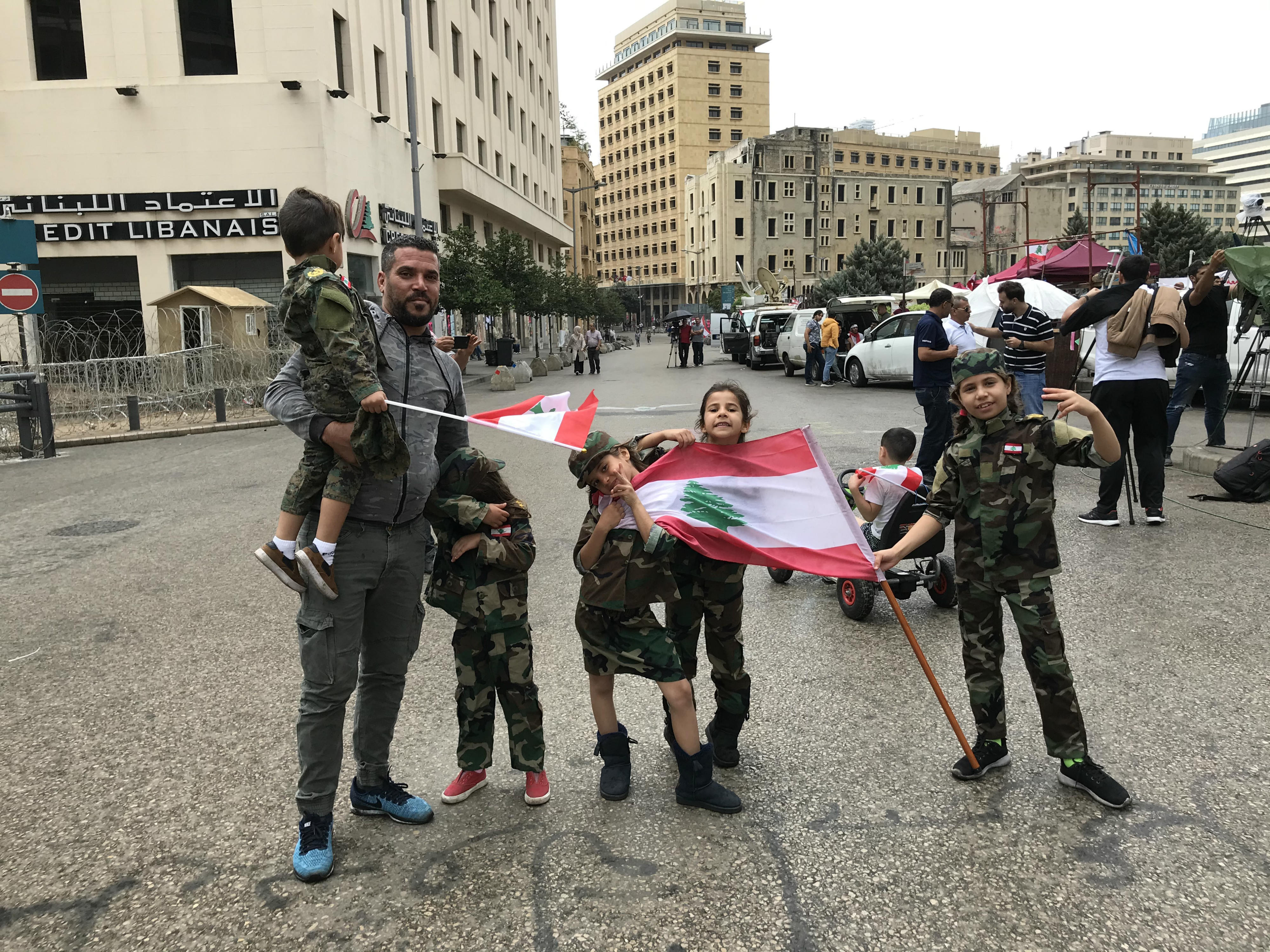 Mohammed Hussein et ses enfants manifestent dans le centre de Beyrouth (MEE/Heba Nasser)