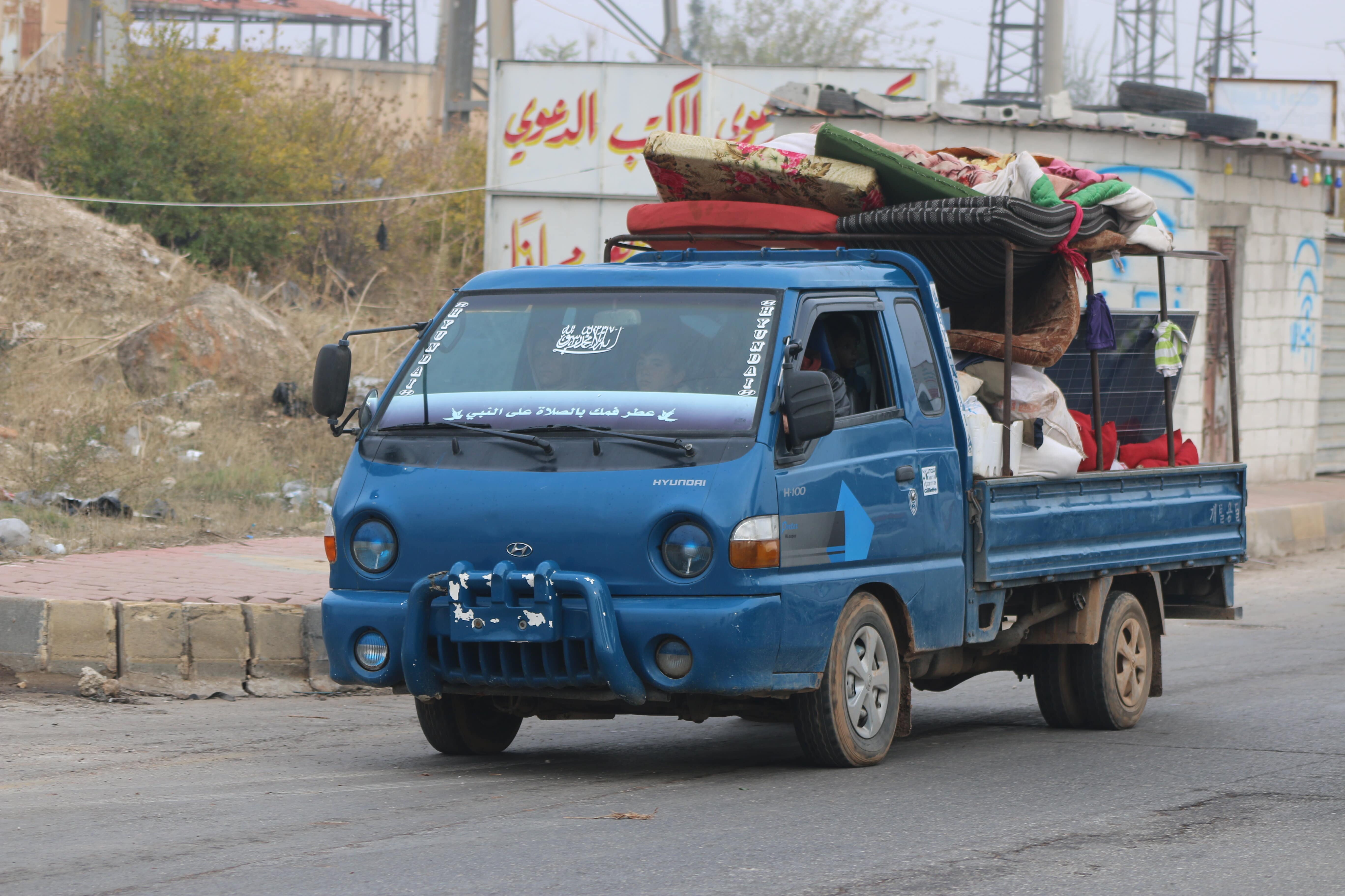 Les civils fuient à pied ou à bord de pick-up (MEE/Mustafa Dahnon)