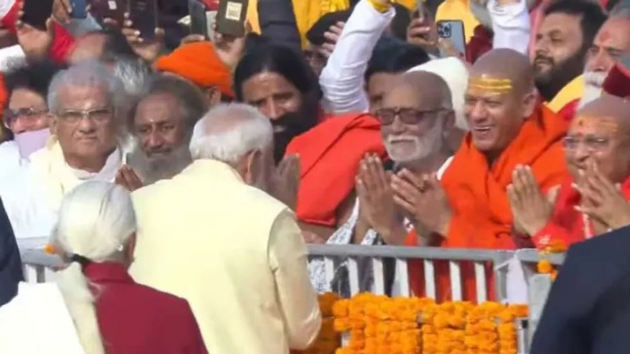 Indian Prime Minister Narendra Modi greets Hindu preacher Morari Bapu at the consecration ceremony of the Ram temple in Ayodhya on 22 January, 2024 (Screengrab) 