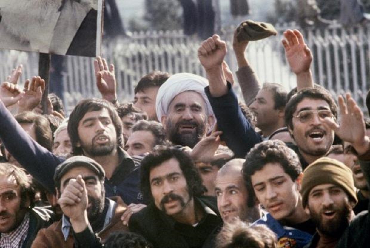 Une foule de partisans de l’ayatollah Rouhollah Khomeini l’accueille à son retour à Téhéran le 1er février 1979 (AFP)