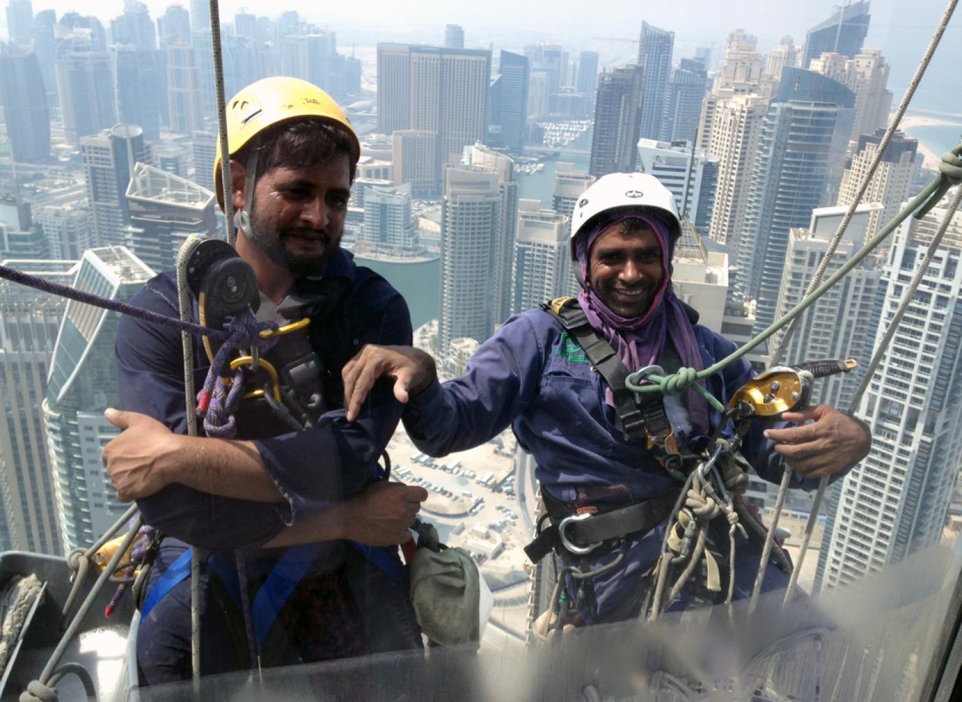 Nettoyeurs de vitres pakistanais à Dubaï (Émirats arabes unis), le 6 septembre 2014 (AFP)