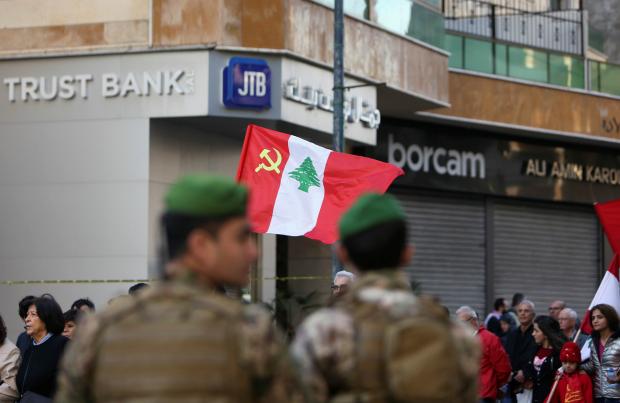 Le drapeau du Parti communiste libanais flotte durant une manifestation contre les problèmes économiques et politiques du pays à Beyrouth (Reuters)