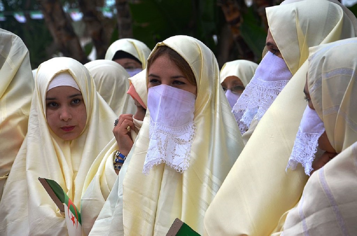 Femmes algériennes en haïk lors de la parade du 1er novembre 2015 à Alger (Mustapha Brahim Djelloul /Wikimedia Commons)