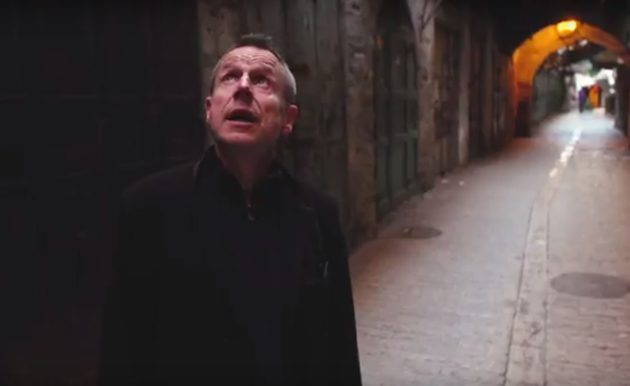 Jeremy Hardy in Hebron (screengrab)