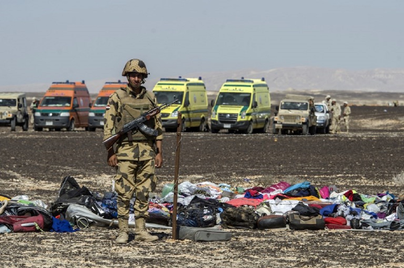 Un soldat de l’armée égyptienne monte la garde après qu’un avion de ligne russe a été abattu dans le Sinaï en novembre 2015 (AFP)