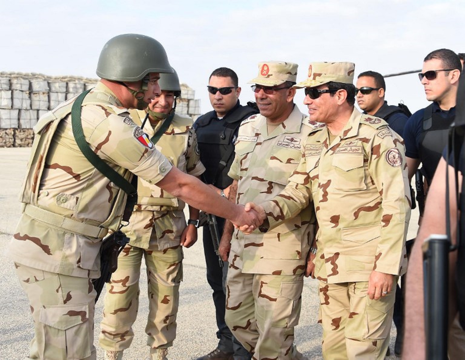 Sissi serre la main de membres des forces de sécurité égyptiennes après une vague d’attentats meurtriers, dans le Sinaï, en juillet 2015 (AFP) Sept