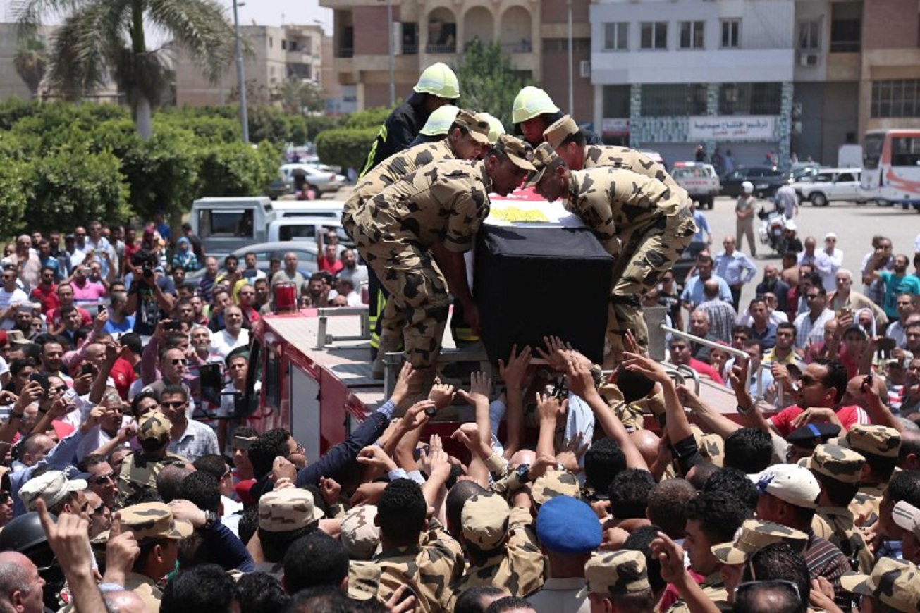 Des soldats égyptiens portent le cercueil d’un soldat tué par le groupe État islamique dans le Sinaï en juillet 2017 (AFP)