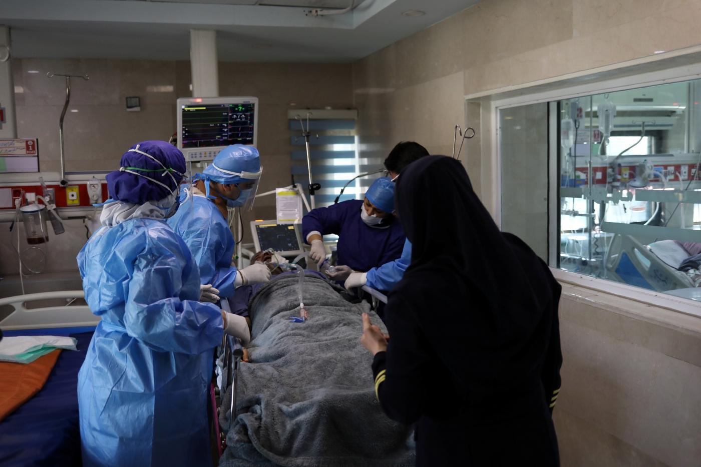 Des infirmières préparent un patient atteint du COVID-19 en vue de son transfert à l’hôpital Masih Daneshvari de Téhéran, le 30 mars (Reuters/West Asia News Agency)