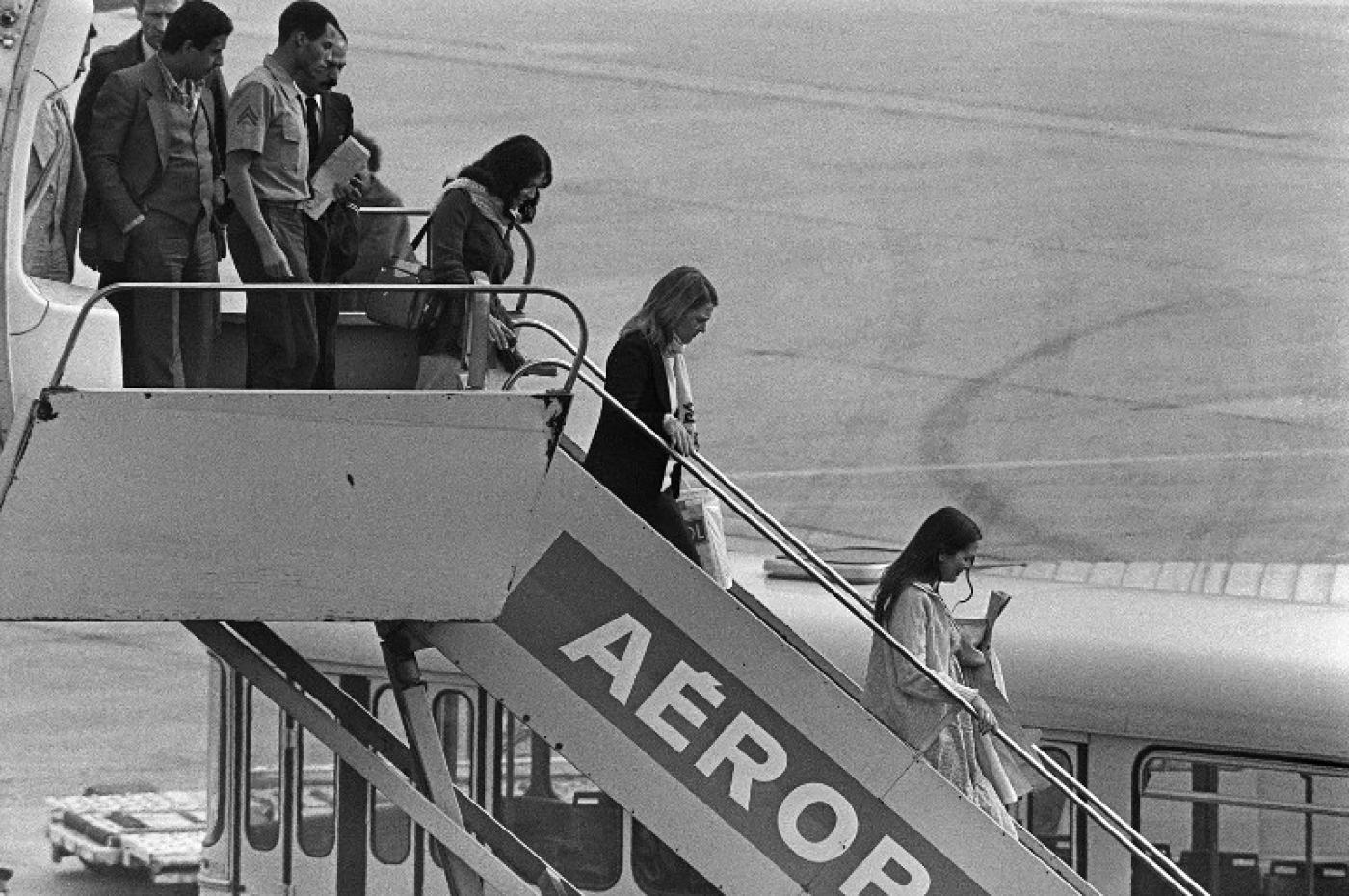 Les otages américains libérés arrivent à l’aéroport d’Orly en France le 20 novembre 1979 (AFP)