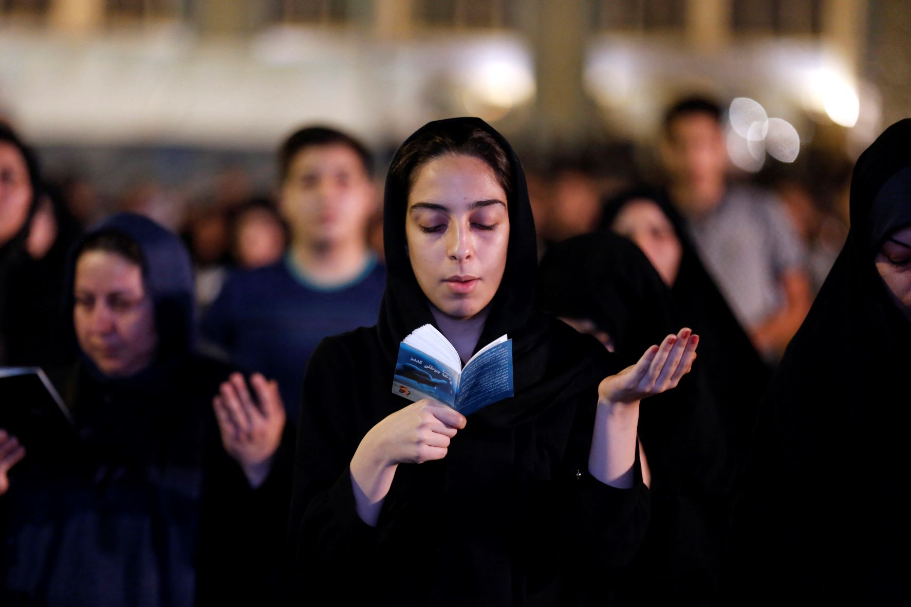 Une femme prie à la mosquée Imam Khomeini à Téhéran pendant le Ramadan 2016 (AFP/Atta Kenare)