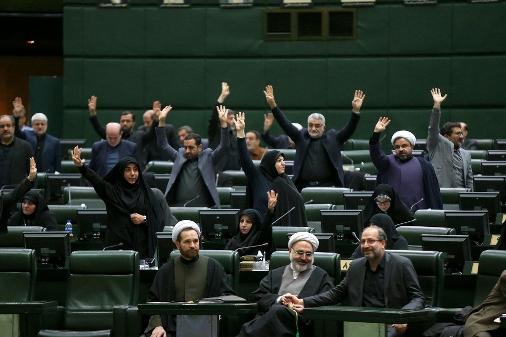 Des législateurs iraniens votent lors d’une session parlementaire le mois dernier (AFP)