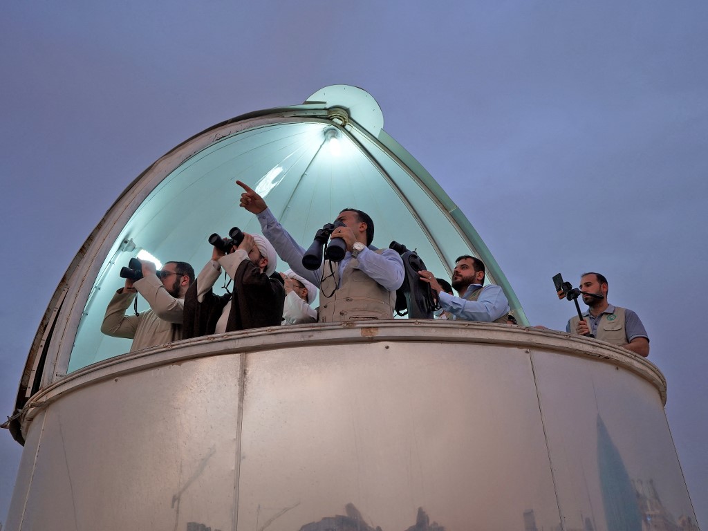 Les Irakiens se rassemblent pour observer la lune vers la fin du mois sacré du Ramadan (AFP)