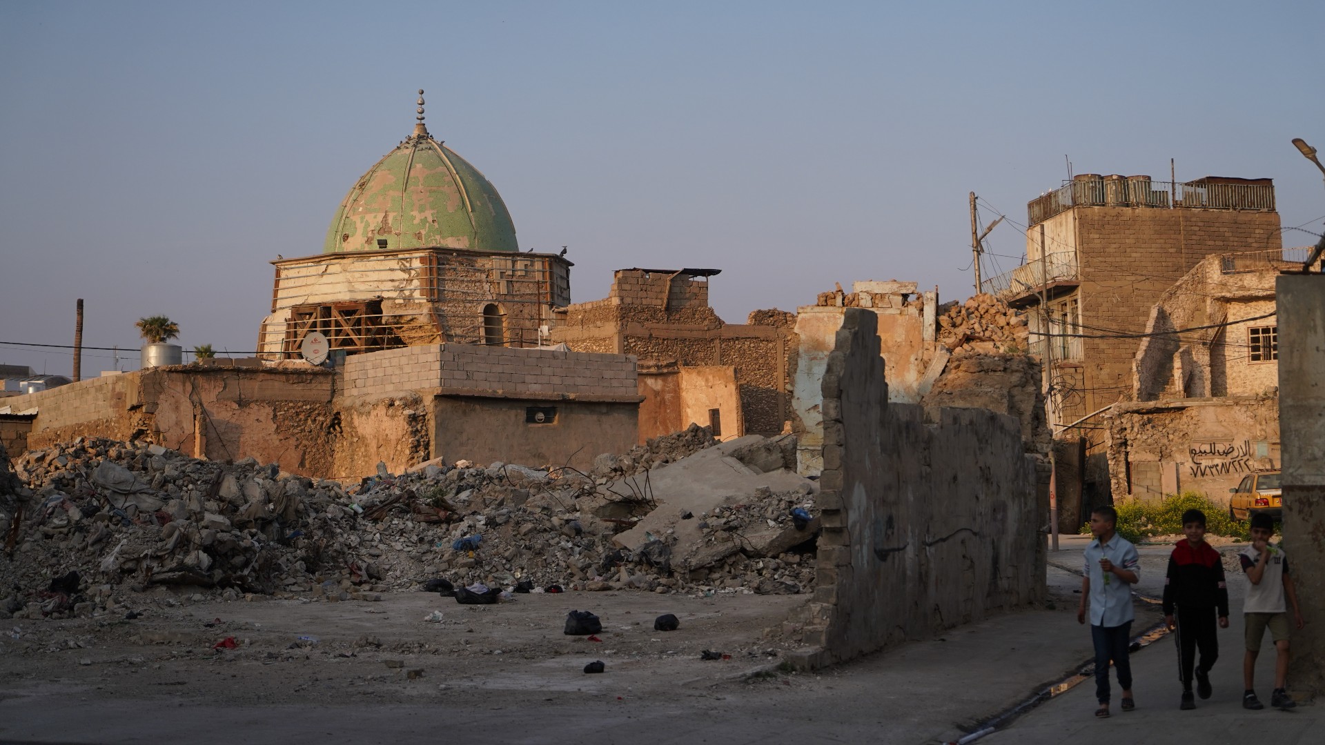 Vue du dôme de la mosquée al-Nouri aujourd’hui détruite dans la vieille ville de Mossoul, dans le nord de l’Irak, le 20 mars 2023 (MEE/Ismael Adnan)