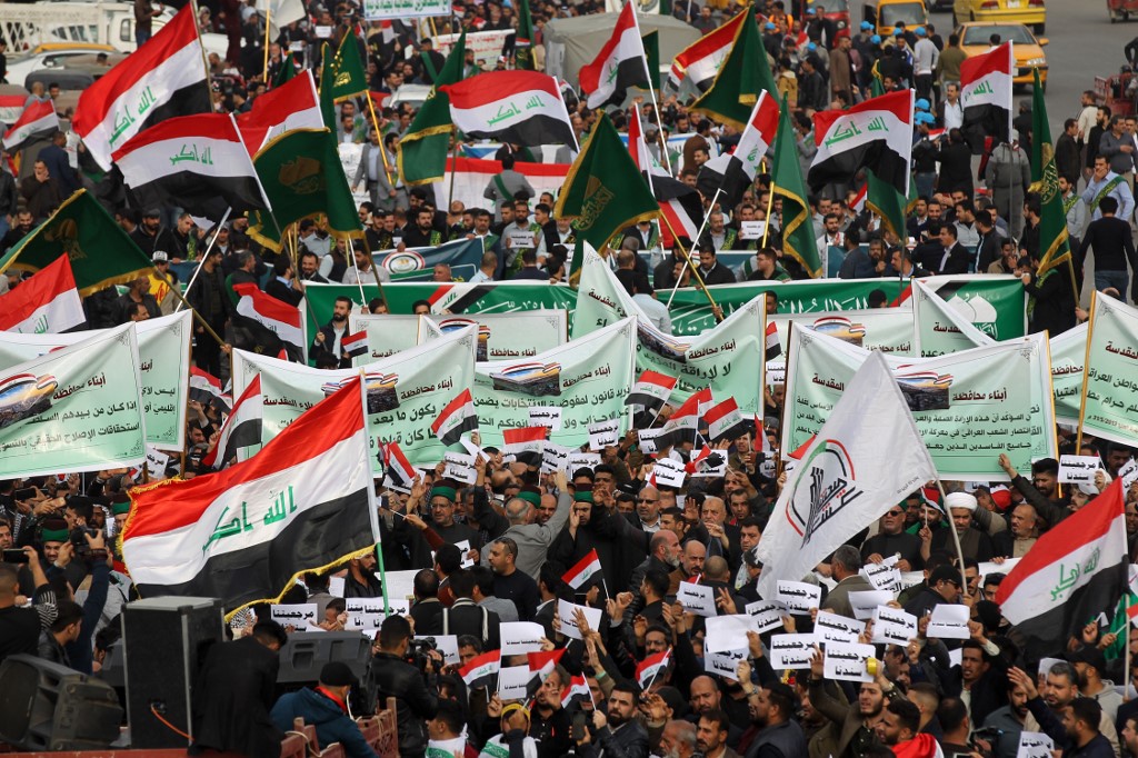 Des Irakiens manifestent sur la place Tahrir de Bagdad le 6 décembre (AFP)