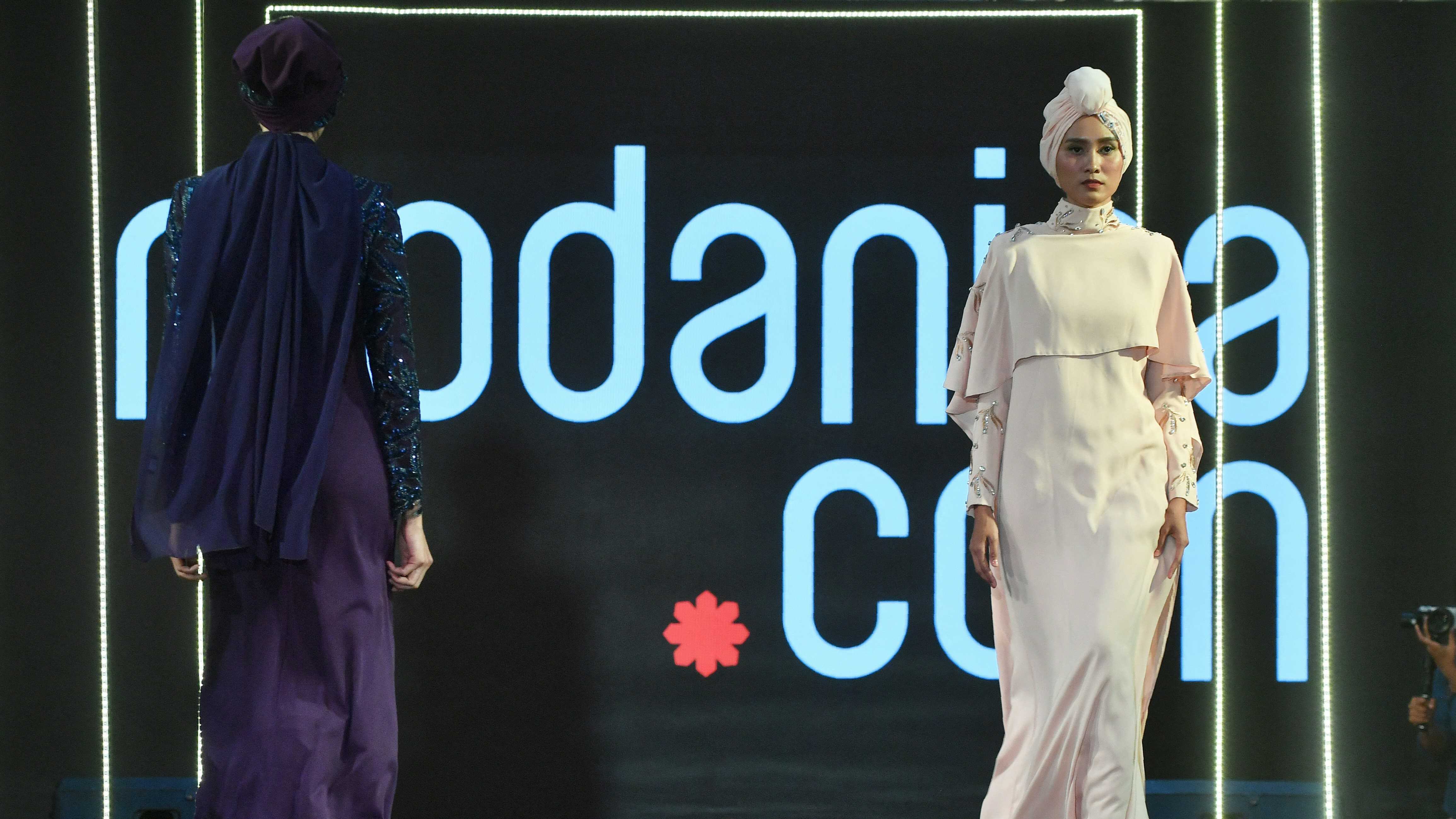 islamic-fashion-indonesia-2019-adek-berry-afp-3