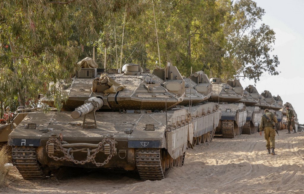 Israeli tanks are deployed along the Gaza border on 20 May 2021 (AFP)