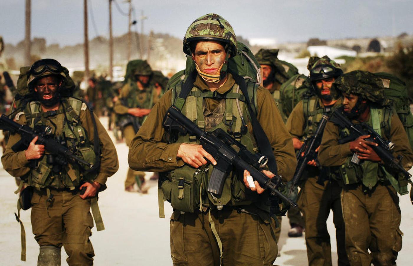 Des soldats israéliens munis d’armes de fabrication américaine lors de la guerre de Gaza en 2014 (AFP)