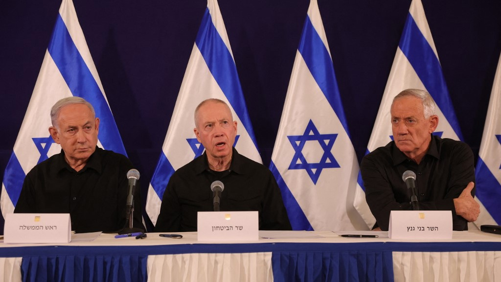 Israeli Prime Minister Benjamin Netanyahu (L), Defence Minister Yoav Gallant (C) and MK Benny Gantz hold a news conference in Tel Aviv on 8 October 2023 (Abir Sultan/Pool/AFP)