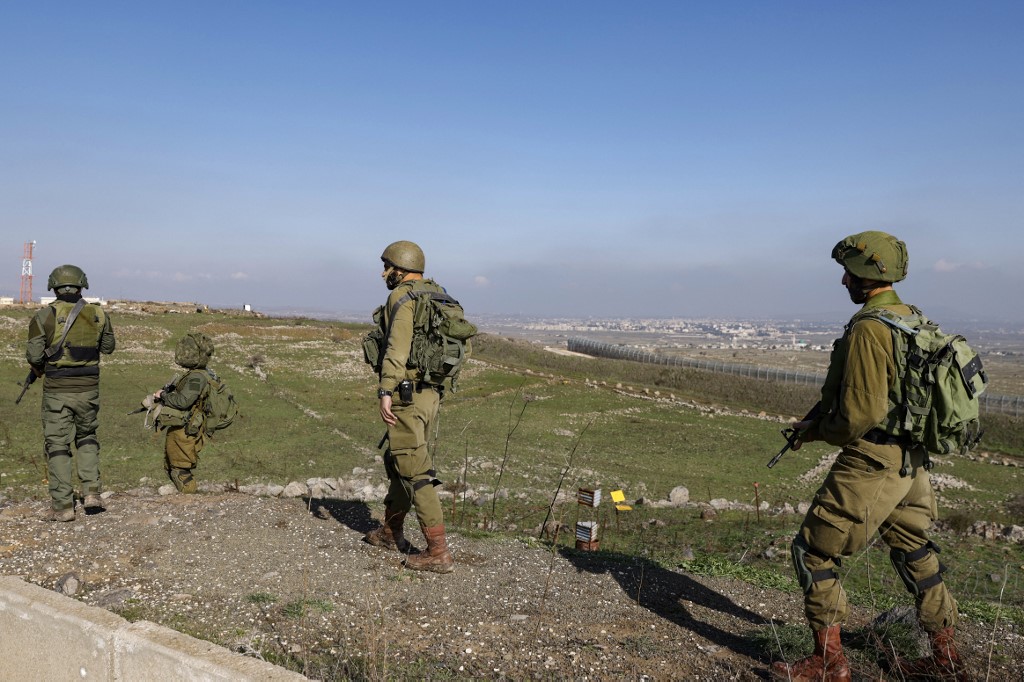 Des soldats israéliens occupent une position sur le plateau du Golan annexé par Israël, près de la frontière avec la Syrie, le 28 décembre 2023, après que l’armée a déclaré avoir intercepté un drone en provenance du Liban au-dessus du nord d’Israël (Jalaa Marey/AFP)