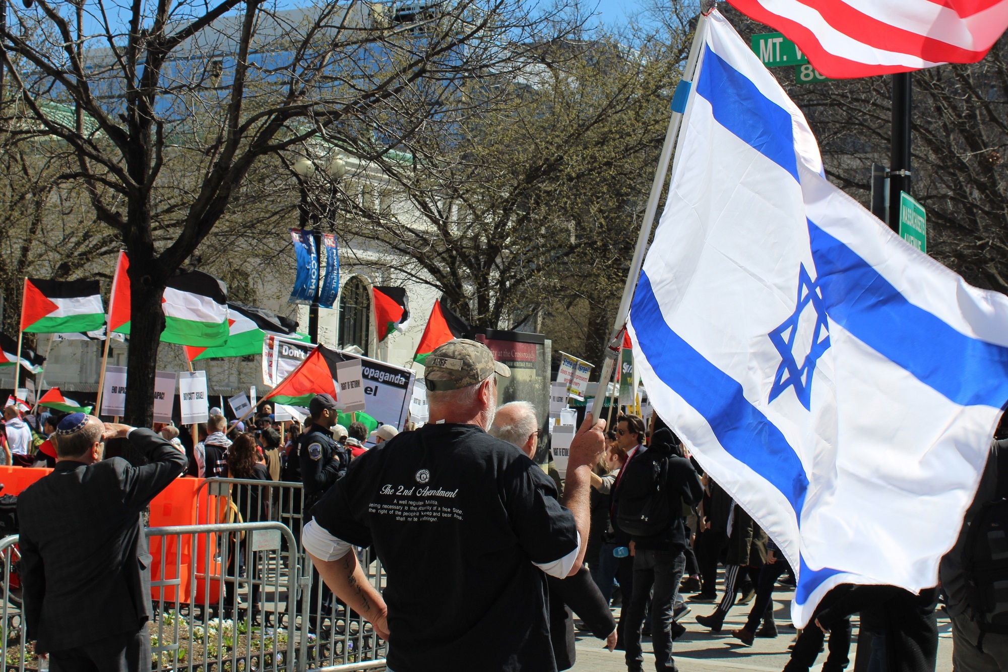 Protesters aggressively debated the conflict with AIPAC delegates (MEE/Ali Harb)