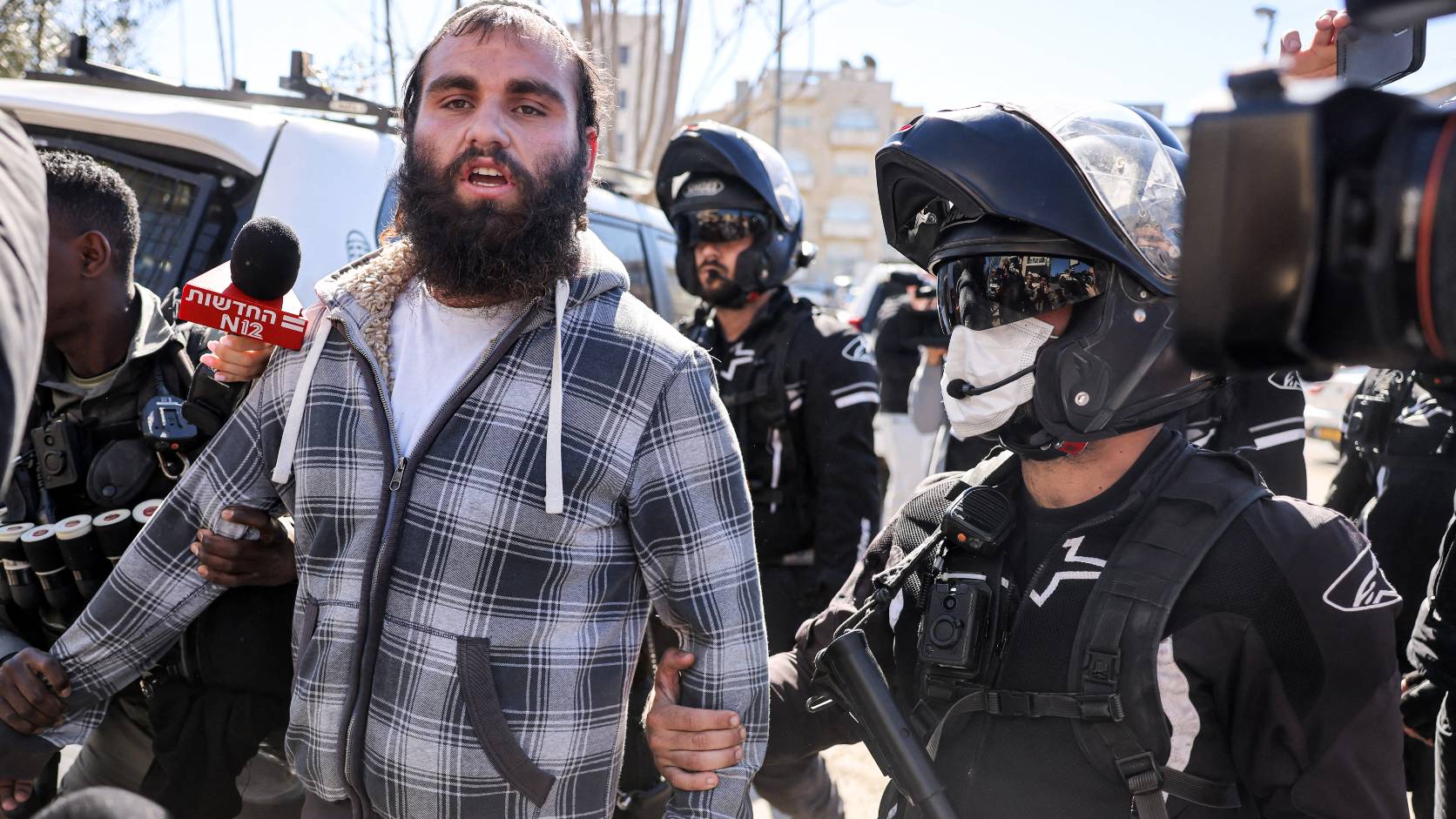 Un colon juif arrêté par l’armée israélienne à la suite d’affrontements dans le quartier de Sheikh Jarrah à Jérusalem-Est, le 13 février 2022 (AFP)