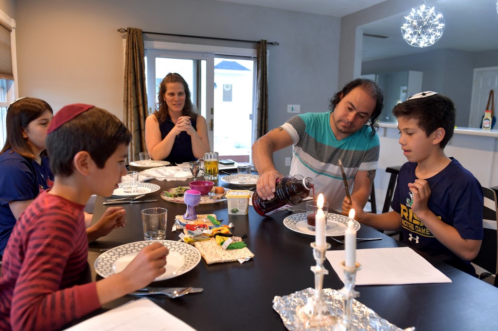 Une famille juive se réunit pour la Pâque dans le New Jersey, aux États-Unis (AFP)