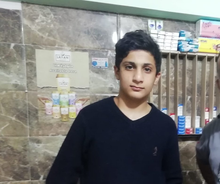 Alors que Kameel reste en prison, son fils Bassam satisfait les clients en leur fournissant du café chaud au détriment de ses études (MEE/Jahid Abu Baidar)