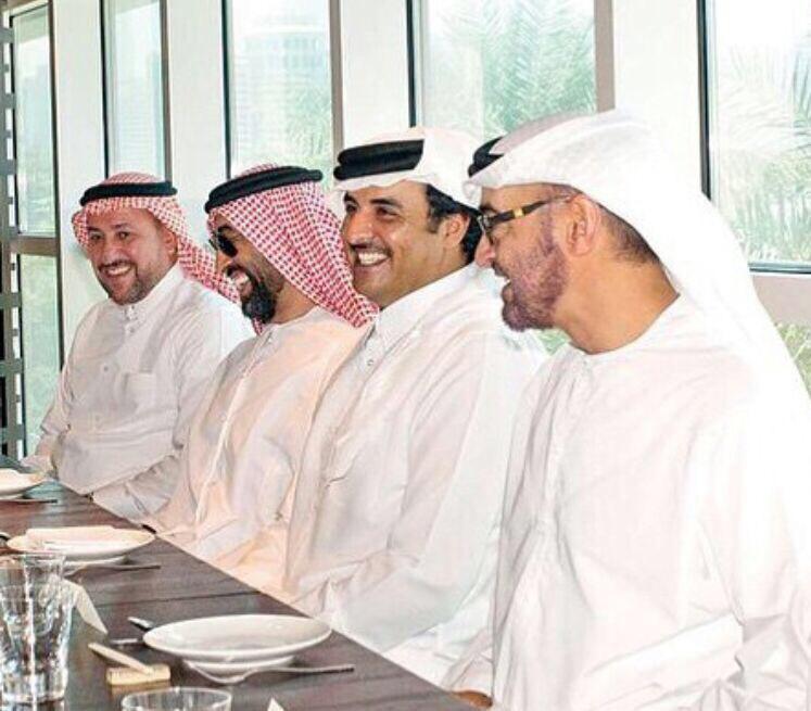 Khanjar (à gauche) avec des dignitaires dont le prince héritier émirati Mohammed ben Zayed (à droite) et l’émir qatari Cheikh Tamim ben Hamad al-Thani lors d’un déjeuner en 2014 (avec son aimable autorisation)