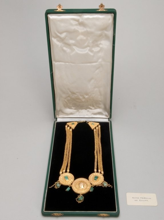 Le collier en or offert à Elizabeth II par le roi Farouk d’Égypte comporte une pièce d’or datant du troisième siècle avant notre ère (Royal Collection Trust)