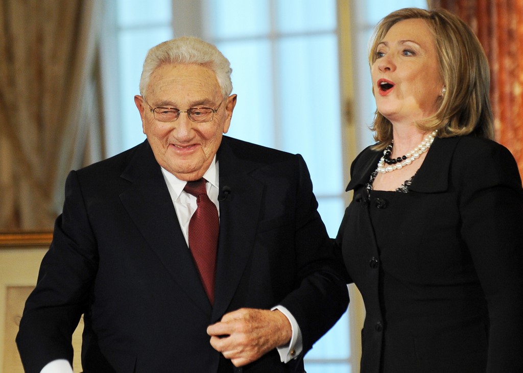 Henry Kissinger et Hillary Clinton, alors secrétaire d’État américaine, quittent un événement à Washington, en 2011 (AFP)