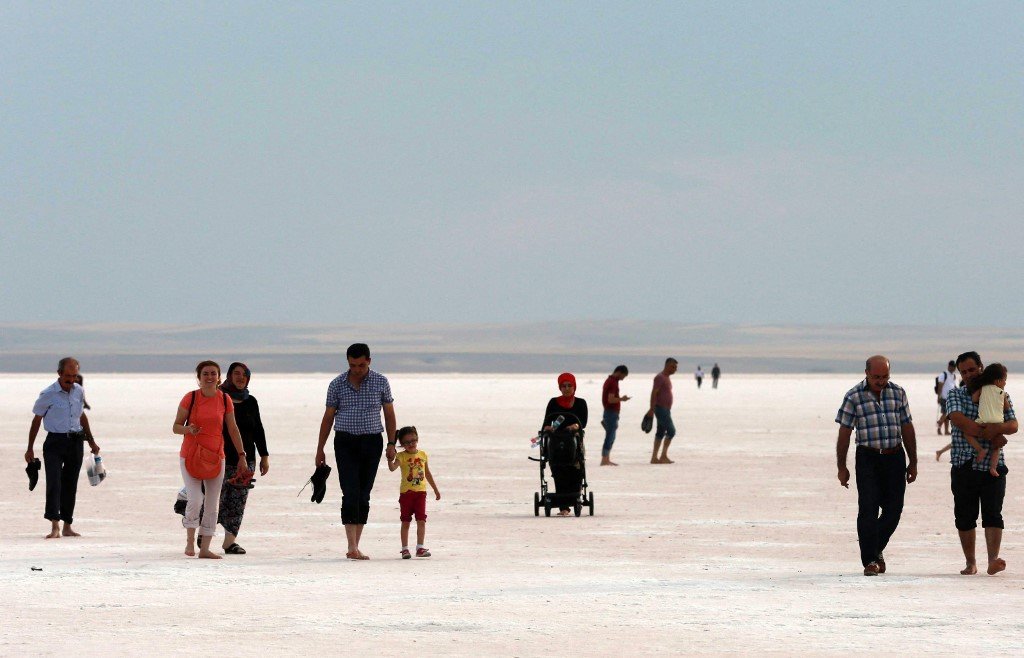 Des touristes visitent le lac asséché de Tuz. La moitié de la production turque de sel de table provient des usines situées autour du lac (AFP)