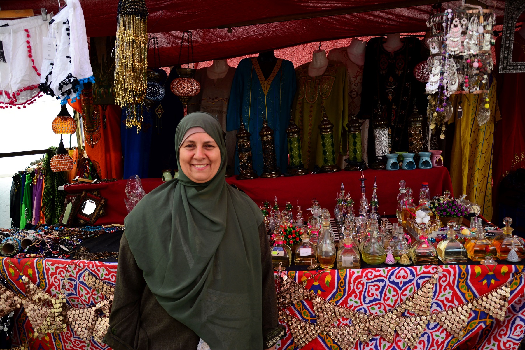 Leila Ali, d’origine égyptienne, vend des articles traditionnels durant le festival (MEE/Marta Vidal)