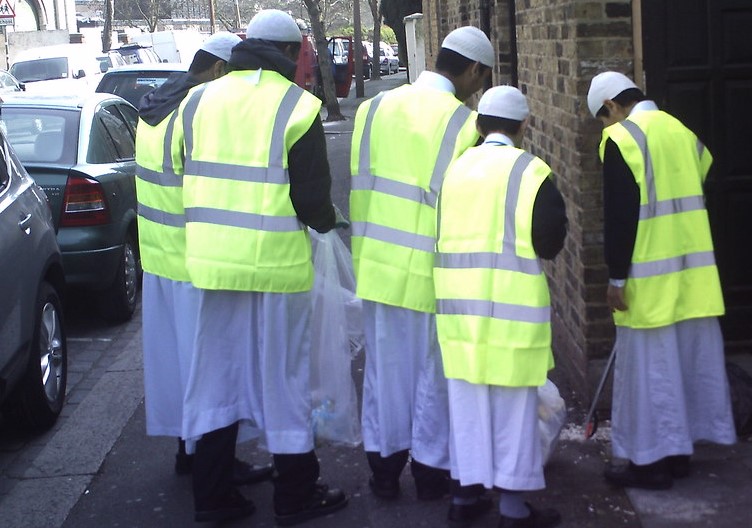 Lantern of Knowledge pupils taking part in a local street clean (London Borough of Waltham Forest)