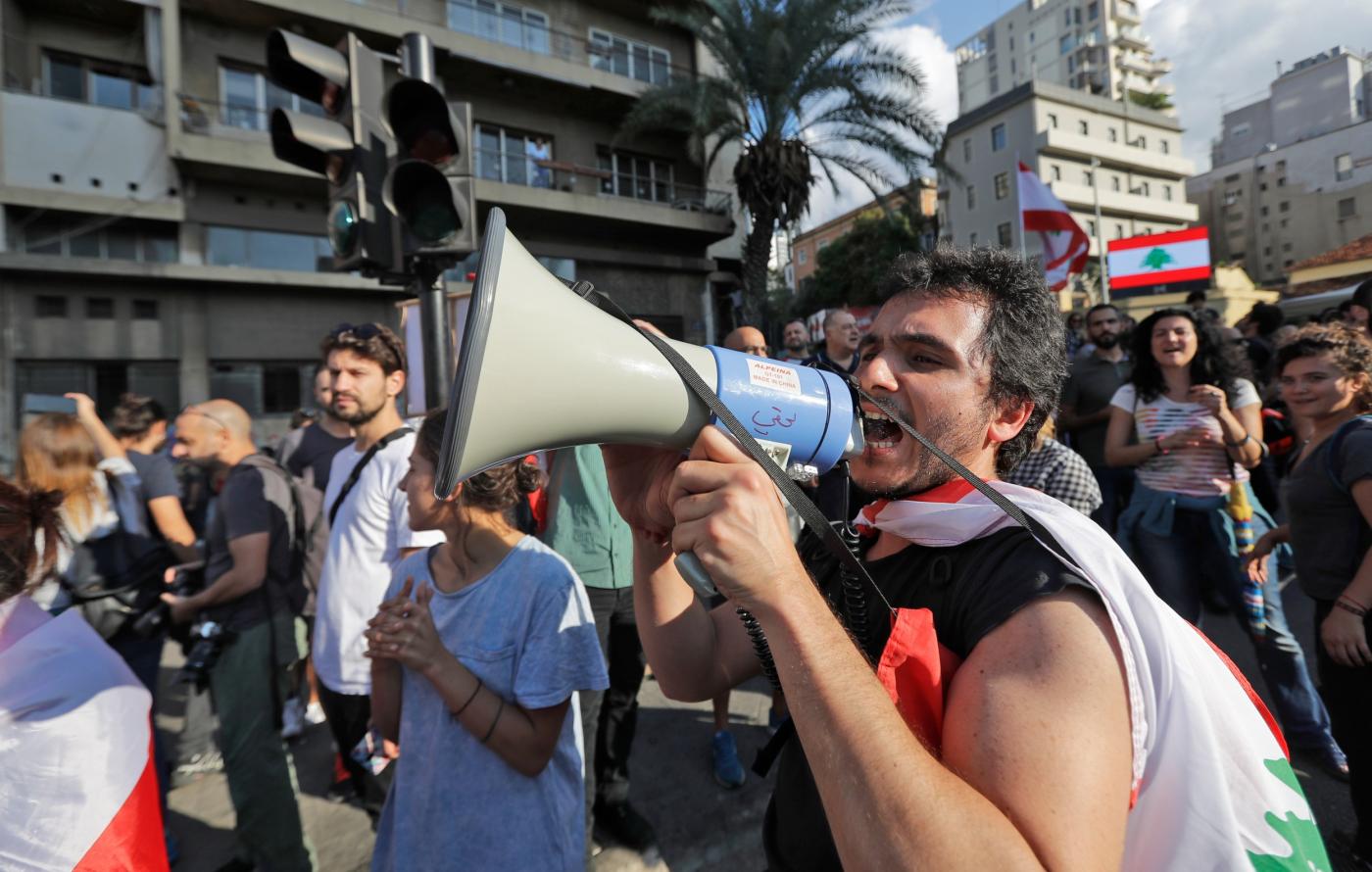 Des manifestants anti-gouvernementaux crient des slogans appelant à la réforme lors d’un rassemblement dans le centre de Beyrouth, le 29 octobre 2019 (AFP)