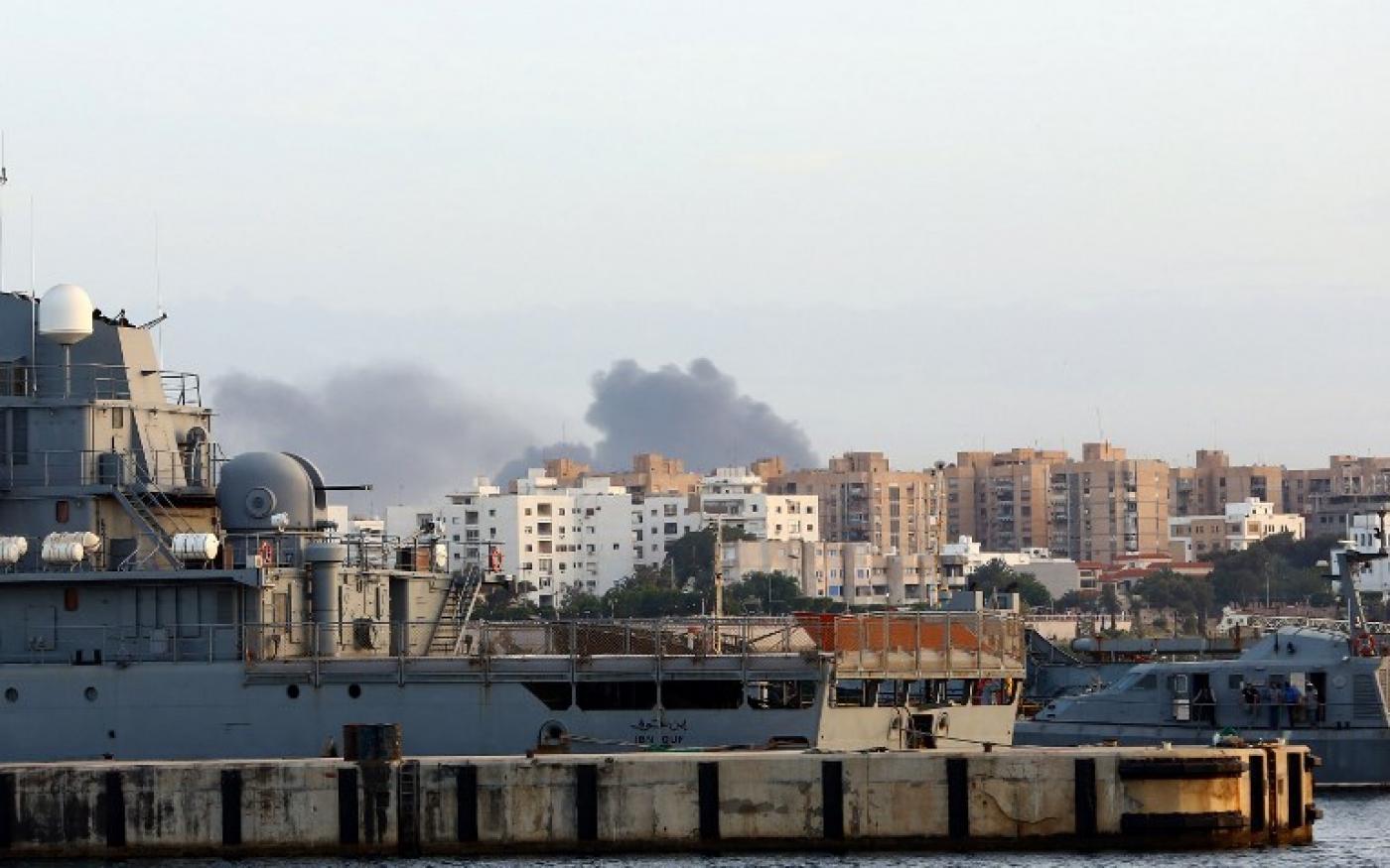 De la fumée s’élève du centre de la capitale libyenne suite à des affrontements le 26 mai 2017 (AFP)
