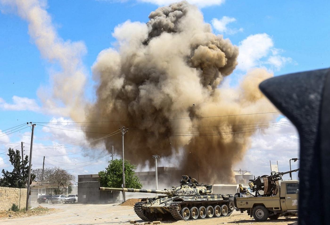 Tir de mortier de l'Armée nationale libyenne commandée par le général Haftar sur une banlieue de Tripoli en avril (AFP)