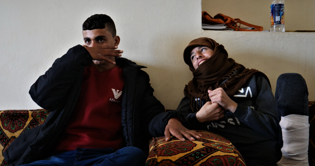 Jelil, 15 ans, et Ayémen, 16 ans, des « lionceaux » de l’EI utilisés par le groupe pour combattre (MEE/Inès Daïf)