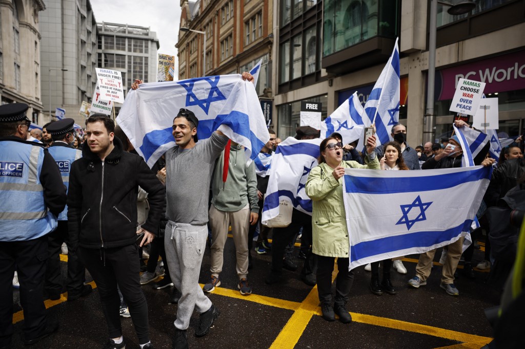 Demonstrators rally in support of Israel in central London on 23 May 2021 (AFP)