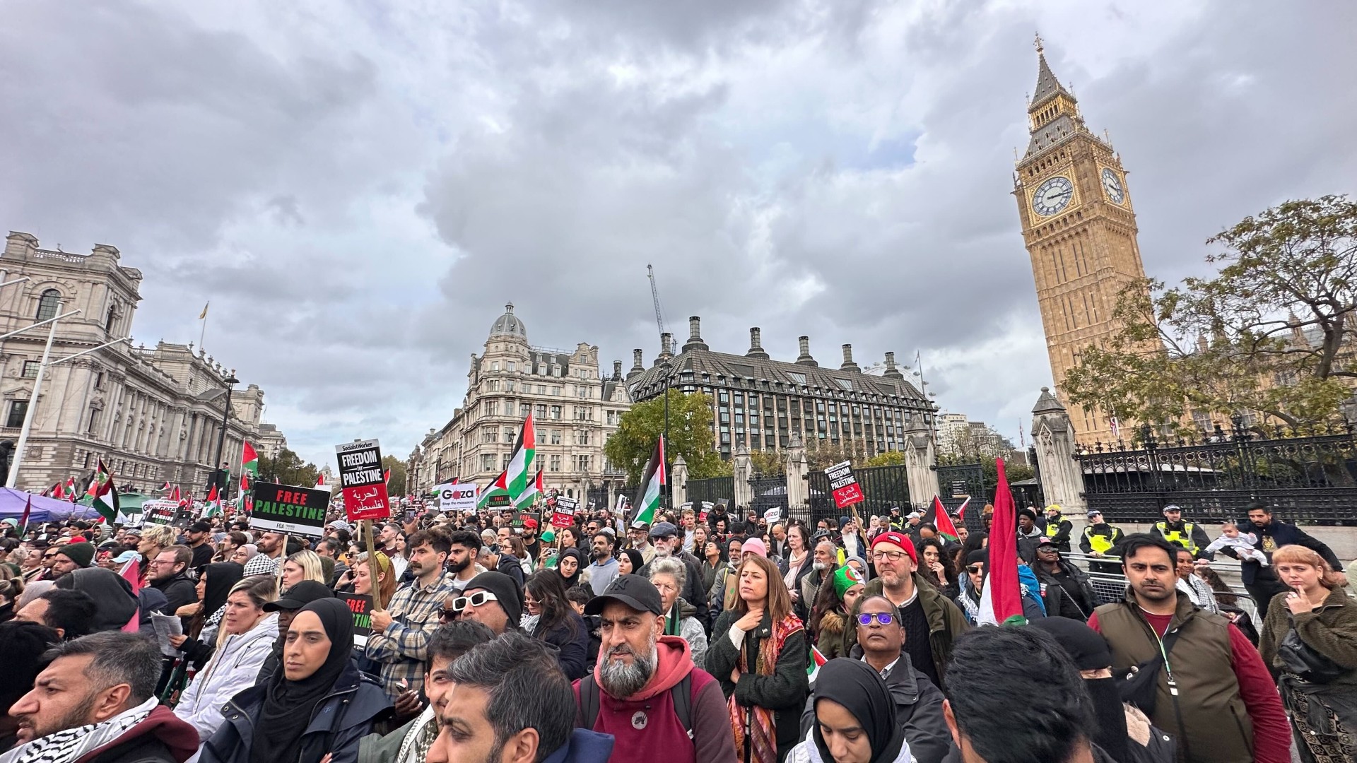 More than 100,000 people attended the "March For Palestine" on 28 October 2023 (MEE/Mohammad Saleh)