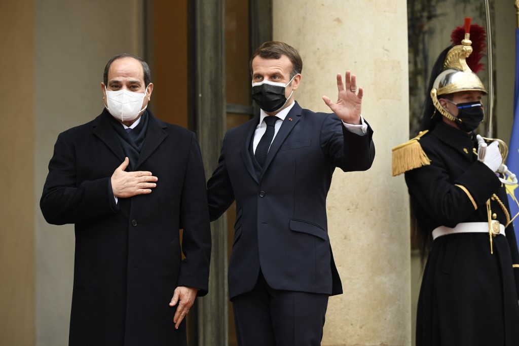 French President Emmanuel Macron welcomes his Egyptian counterpart, Abdel Fattah al-Sisi, at the Elysee in Paris on 7 December (AFP)